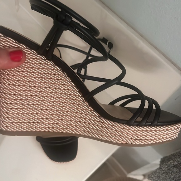 Marc Fisher strappy platform! Like new size 9 black leather - Picture 2 of 4